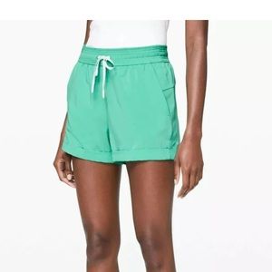 LULULEMON SPRING BREAK AWAY SHORTS IN BALI BREEZE